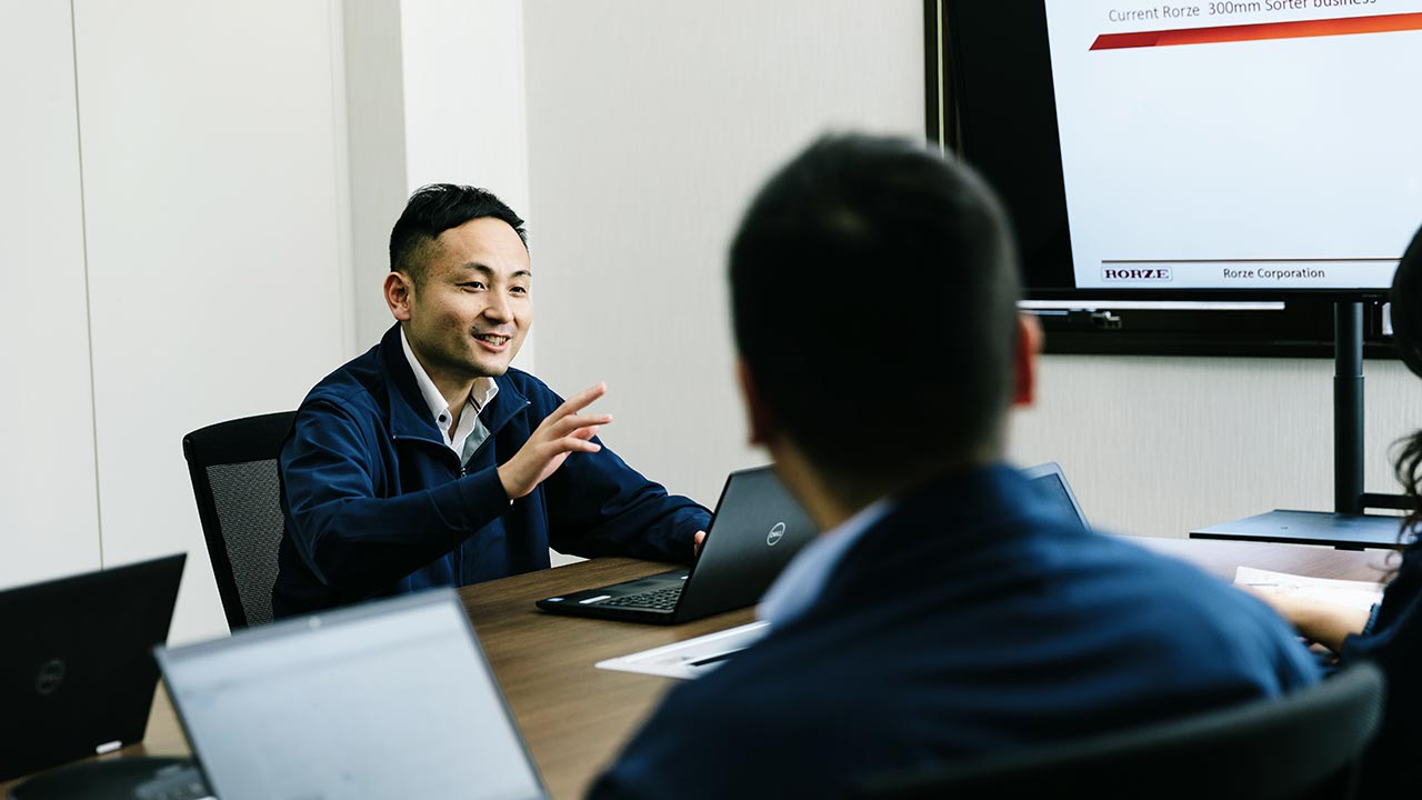 開発メンバーとの社内打合せ 社員画像